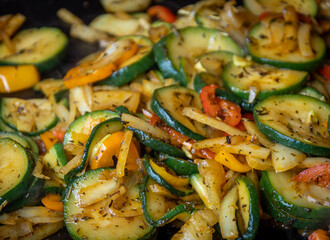cuisson de courgette et de poivron sur une plancha