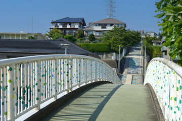 夏空と歩道橋と住宅