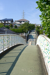 夏空と歩道橋と住宅