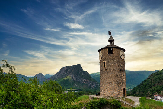 Tarascon-sur-ariege, Castella tower, (now also clock tower)