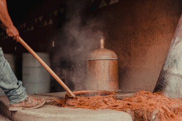 Proceso del mezcal, alambique de cobre para destilar
