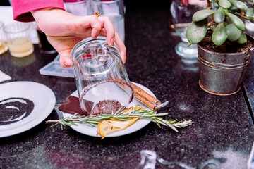 Mixología con frutas y flores comestibles.