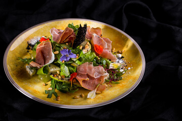 Salad with prosciutto