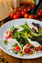 Salad with prosciutto