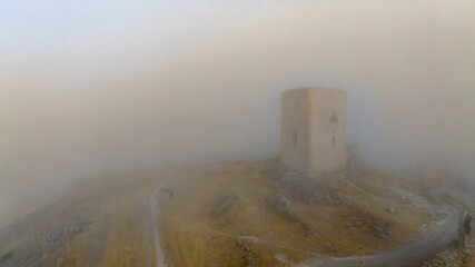 castillo de la estrella visto entre un banco de niebla, España