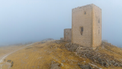 Fototapeta na wymiar castillo de la estrella visto entre un banco de niebla, España