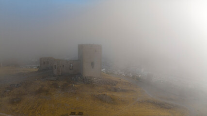 Fototapeta na wymiar castillo de la estrella visto entre un banco de niebla, España