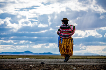 Traditionally clothed indigenous Quechua woman in Bolivia. - obrazy, fototapety, plakaty