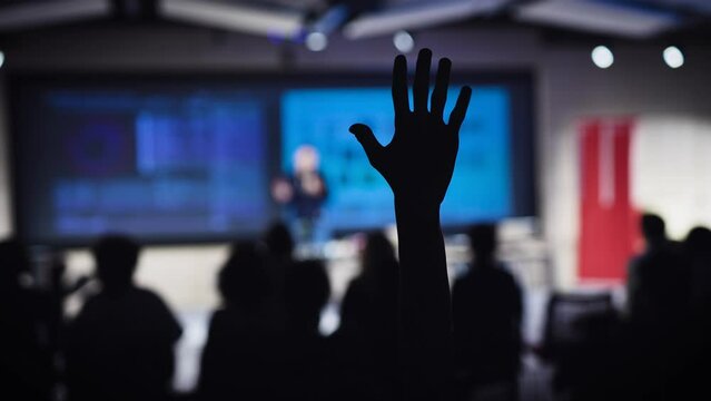 Report in a large audience, one of the listeners wants to ask a question to the lecturer, and raised his hand