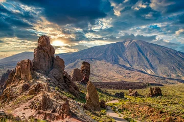 Photo sur Plexiglas les îles Canaries Roques de Garcia pierre et volcan de la montagne du Teide dans le Parc National du Teide Tenerife Espagne