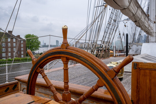 Steering wheel and rigging of sailing boat