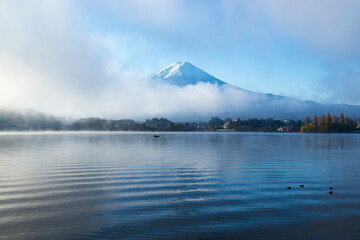 秋の富士山と河口湖の朝　山梨県富士河口湖町にて