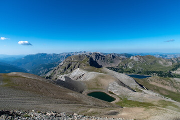 Lac des Garrets et lac d'Allos vus du pic des Garrets dans le Parc National du Mercantour