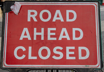 Obraz premium Road ahead closed sign on the street