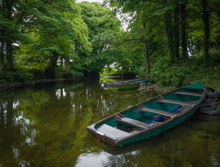 Obraz premium fishing boat on the river, ireland