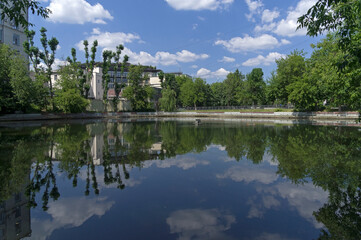 Fototapeta na wymiar City pond on a sunny summer day.