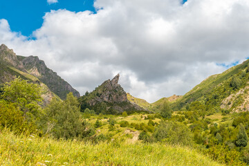 Yenefrito's finger in the Ripera valley with tourists, Pyrenees