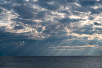 海面に光が差し込む