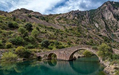 Fototapeta na wymiar Pont médiéval sur la Noguera Ribagorzana à Sopeira, Aragón, Espagne