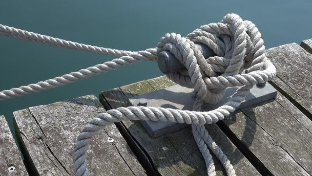 Poller mit Tau in einem Hafen