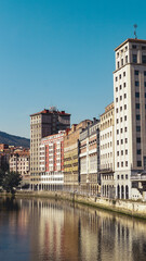 Fototapeta na wymiar Vista de la ria de Bilbao y los edificios de viviendas