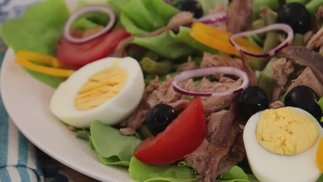 assiette de salade ni&ccedil;oise en gros plan