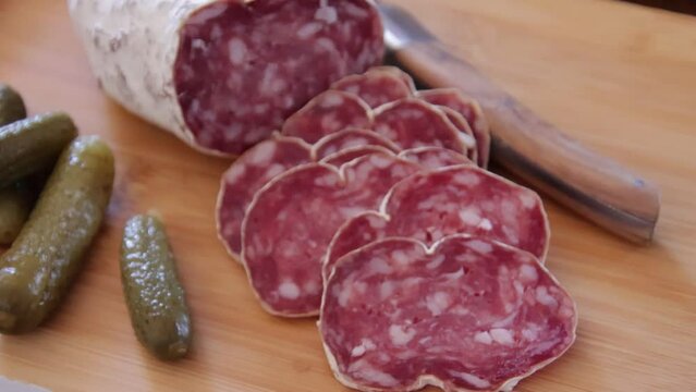 saucisson sec tranch&eacute; en gros plan