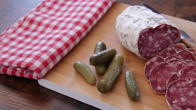 saucisson sec tranch&eacute; en gros plan