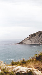 Fototapeta na wymiar Vista de la roca y el mar desde la montaña