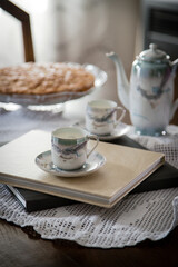 Breakfast or coffee break accompanied by homemade almond cake in a rustic, intimate and cozy atmosphere.
Cups of coffee or tea crafted on an ornate table.
