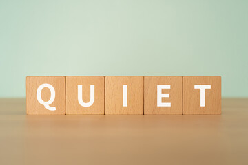 「QUIET」と書かれたブロック