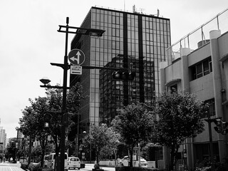 市街地のモノクロ写真
