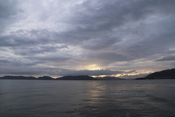 Fototapeta premium SDGs地球の神秘 色ずく空と海と！マジックアワー の夕日と輝くヒカリ！山口県