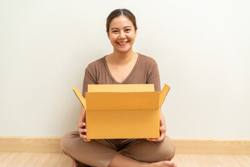 Fototapeta na wymiar Asian women opening parcel box package, shipment service and delivery courier concept