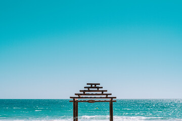 vista del muelle en la playa con el cielo azul 