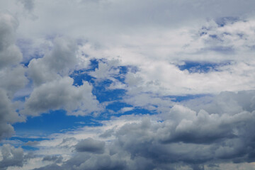 Fototapeta premium 雨雲の隙間から覗く青空