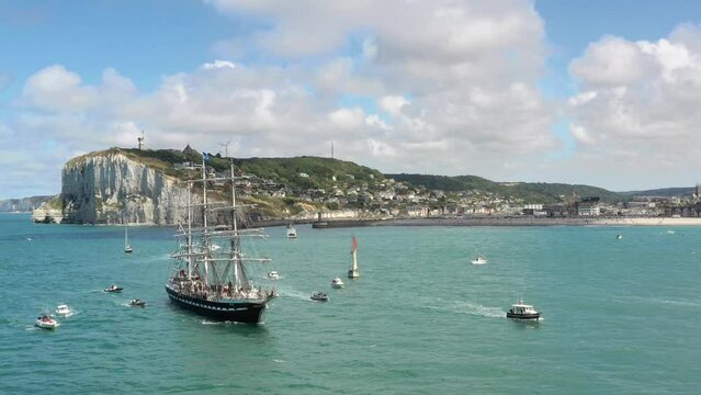 Vue a&eacute;rienne du Belem, voilier trois-m&acirc;ts fran&ccedil;ais &agrave; la sortie du port de F&eacute;camp lors de l'&eacute;v&eacute;nement Grand'Escale - Bateau &agrave; voiles devant les falaises de Normandie et la ville de F&eacute;camp