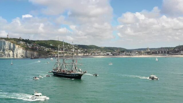 Vue a&eacute;rienne du Belem, voilier trois-m&acirc;ts fran&ccedil;ais &agrave; la sortie du port de F&eacute;camp lors de l'&eacute;v&eacute;nement Grand'Escale - Bateau &agrave; voiles devant les falaises de Normandie et la ville de F&eacute;camp