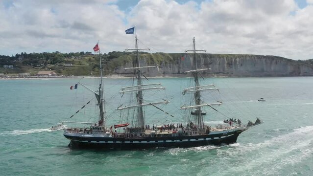 Vue a&eacute;rienne du Belem, voilier trois-m&acirc;ts fran&ccedil;ais &agrave; la sortie du port de F&eacute;camp lors de l'&eacute;v&eacute;nement Grand'Escale - Bateau &agrave; voiles devant les falaises de Normandie