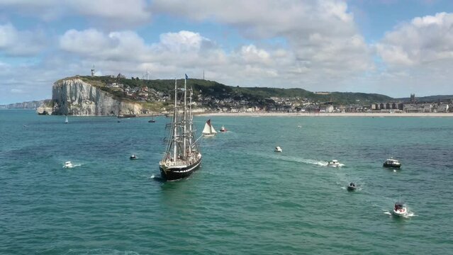 Vue a&eacute;rienne du Belem, voilier trois-m&acirc;ts fran&ccedil;ais &agrave; la sortie du port de F&eacute;camp lors de l'&eacute;v&eacute;nement Grand'Escale - Bateau &agrave; voiles devant les falaises de Normandie et la ville de F&eacute;camp