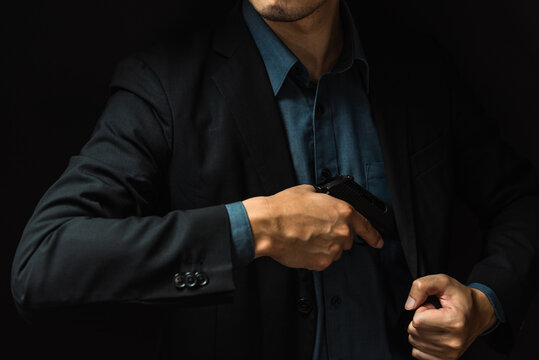 拳銃を構える人物