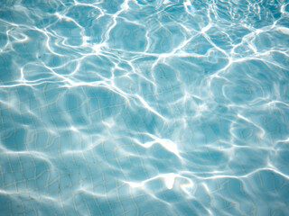 agua en una piscina 