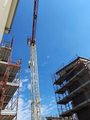 Lavori in corso nel cantiere edile in estate