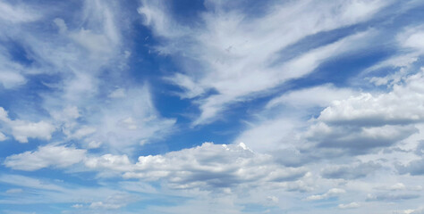 Cielo azzurro e nuvole bianche in estate
