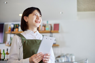 Fototapeta カフェで働く若い日本人女性 obraz