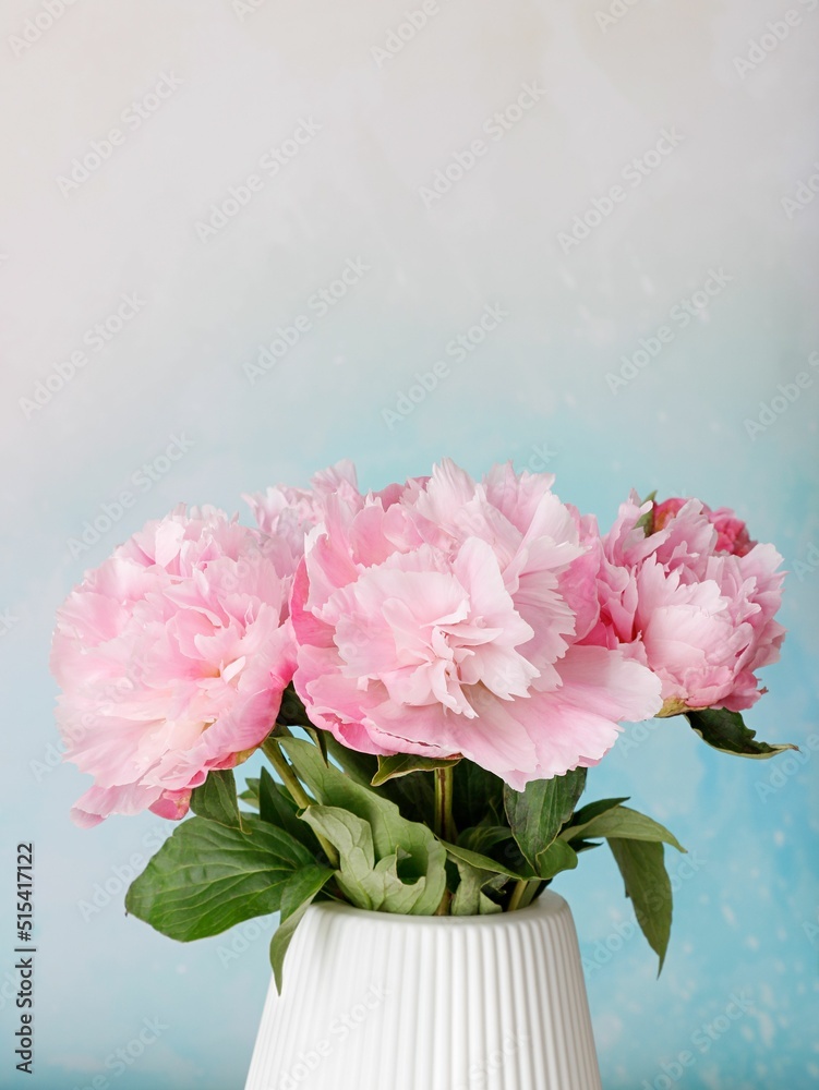 Poster Beautiful shot of light pink peonies in a vase