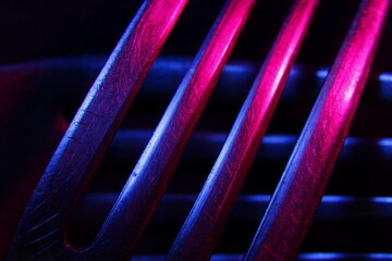 Dientes de tenedores para herramienta culinaria cruzados con luz azul y magenta forman un original...