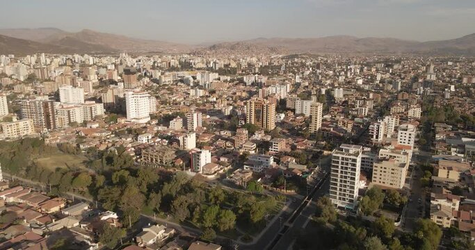 vuelo de drone por la ciudad con edificios parques y avenidas