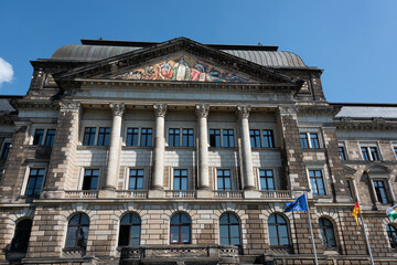 Fototapeta na wymiar Fassade, des Gebäudes der Ministerien für Kundt und Finanzen der Regierung des Freistaates Sachsen