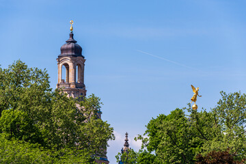 Dresden mit Blick über die Bäume des Brühlschen Gartens auf die Laterne der Frauenkirche mit...
